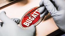 Logo, Hand anlegen: Ein Emblem für den Bugatti Chiron entsteht mit manueller Hilfe.