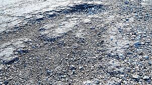 Straßenschäden, wie hier auf der Hub, sind zur Reparatur dokumentiert und in der Prioritätenliste aufgeführt. Bild: Werner Müller