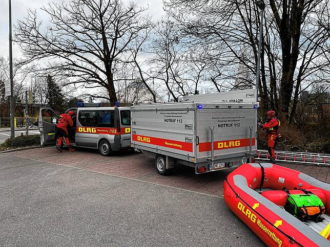 Nach rund einem Monat der Suche nach einer Vermissten, hier Kräfte der DLRG im Einsatz, wird die Vermisste tot am Bodensee gefunden.