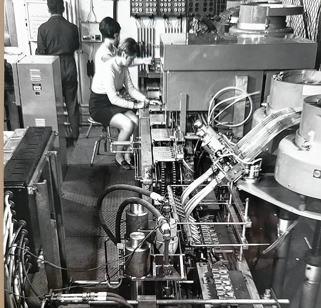 Einblick in die Arbeitswelt an einem der Automaten, als die Firma noch unter ihrem ursprünglichen Namen Werner Messmer KG bekannt war.