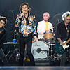 Gitarrist Ron Wood (von links), Sänger Mick Jagger, Schlagzeuger Charlie Watts und Gitarrist Keith Richards während des Konzerts der ...