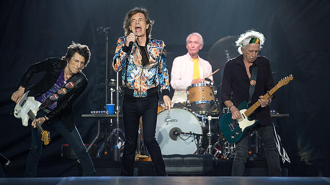 Gitarrist Ron Wood (von links), Sänger Mick Jagger, Schlagzeuger Charlie Watts und Gitarrist Keith Richards während des Konzerts der ...