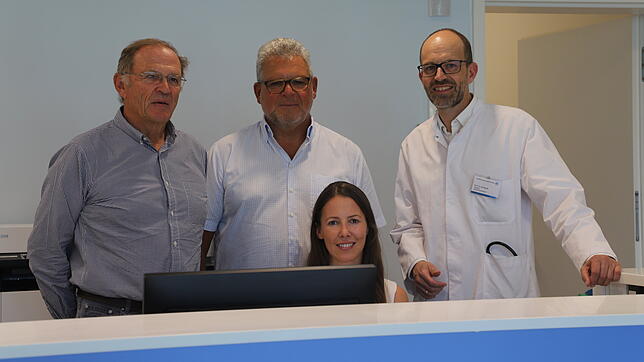 Ein Tresen für alle Notfälle (stehend, von links): Ewald Weisschedel, Christoph Venedey und Ivo Quack. Vorne die medizinische ...