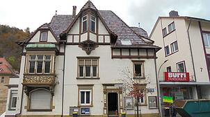 Handwerker haben in diesen Tagen das Hutter-Haus von späteren Einbauten befreit. Bild: Martin Himmelheber