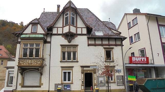 Handwerker haben in diesen Tagen das Hutter-Haus von späteren Einbauten befreit. Bild: Martin Himmelheber