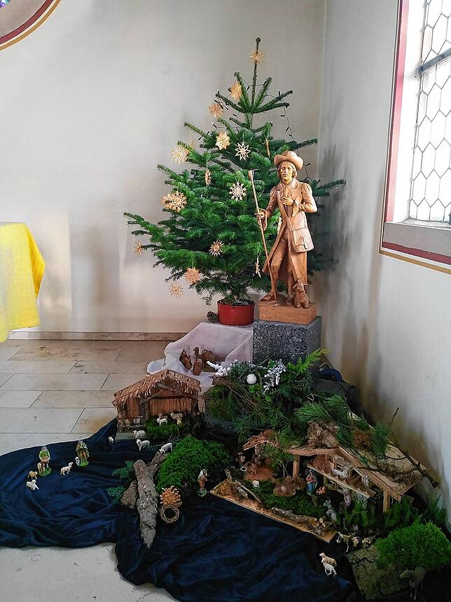 Die St. Wendelin-Kapelle in Hecheln hat dieses Jahr zum ersten Mal einen Weihnachtsbaum mit Krippe.