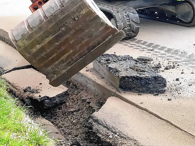 Die Reparatur der unterspülten Steinbühlstraße in Mühlingen läuft bereits.