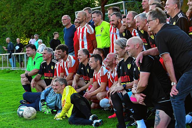 Bild 6: Zwölf Tore fallen beim Derby der Legenden in Rheinfelden &ndash; und wir haben die Bilder!