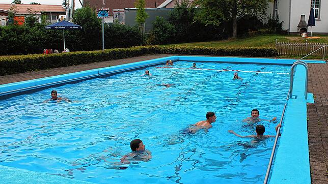 Beide Bäder konnten auch in den Pandemiejahren Badebetrieb anbieten. Das Archivfoto zeigt das Freibad Hubertshofen im Jahr 2021.