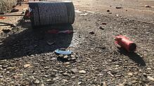 Reste eines Feuerwerks liegen auf einer Straße (Symboldbild). Nachdem ein Mädchen in Grenzach-Wyhlen von einem Böller getroffen wurde, ...