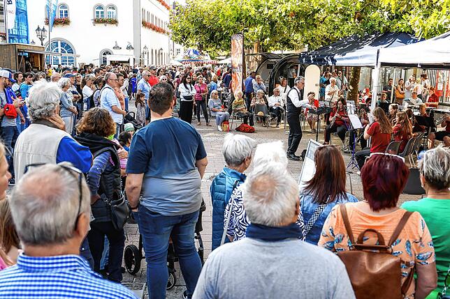 Lockten zahlreiche Zuhörer auf den Marktplatz: Die Jugendkapelle Markelfingen unter der Leitung von Kuno Rauch.