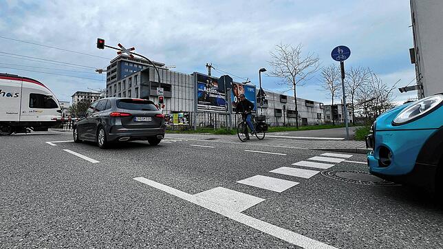 Auf der Schneckenburgstraße in Konstanz-Petershausen gibt es nur eine gestrichelte Wartelinie. Autofahrer, die vor den geschlossenen ...