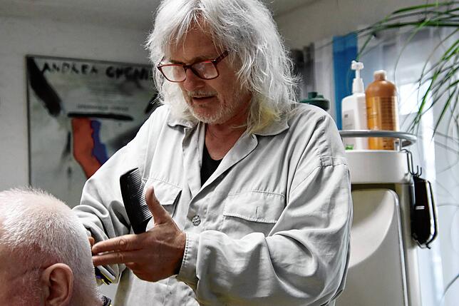 Friseur, Rockfan und Kammerwahl-Anfechter: Tommy Buschle in seinem Salon in Waldshut-Tiengen