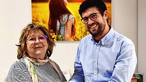Evi Clus übergibt an Sebastian Metzger vom Caritasverband. Bild: Caritas