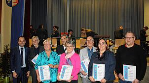 Bürgermeister Ozan Topcuogullari (v. li.) ehrt Walter Bernhart, Gabi Zeller, Horst Schmidle, Brigitte Sauter (in Vertretung ihres ...