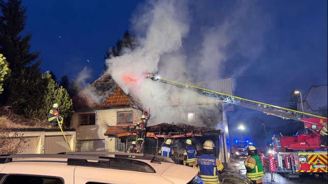Bild 6: Wohnhaus an der Hauptstraße steht in Flammen