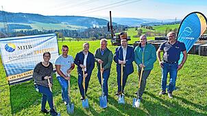 Beim Spatenstich (von links): Katrin Zimmermann (Naturenergie), Jachin Kopp (MHB Süd), Thomas Sauter (Naturenergie), Gerhard Prothmann ...