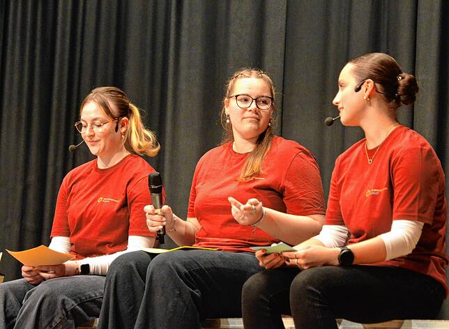 Luise Armbruster, Maya Sacotte und Jule Neumann modrieren das Sommerkonzert.