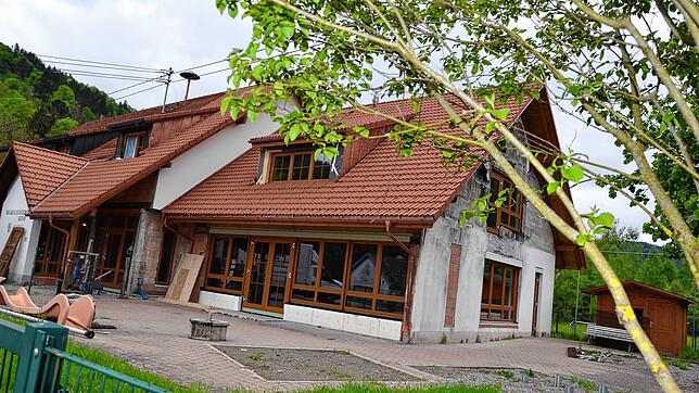 Das Dorfgemeinschaftshaus in Immeneich im Albtal von außen: Die Arbeiten an dem im Dezember 2023 schwer feuergeschädigten Haus gehen in ...