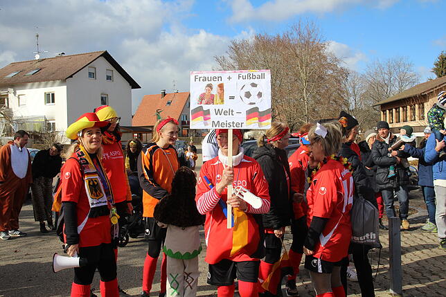 In Pfaffenweiler sind die Fußballerinnen unterwegs. Auch sie ziehen wegen ihrer farbenfrohen Kostüme die Blicke auf sich.
