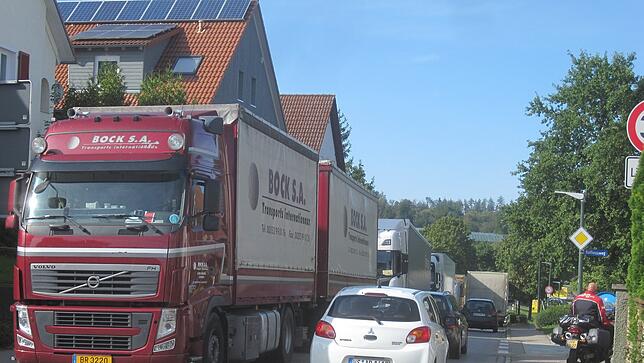In der Ittendorfer Ortsmitte ist um 10.33 Uhr vom Ortsende nichts mehr zu sehen. Die Aufnahe ist mit Blick in Fahrtrichtung Stetten ...