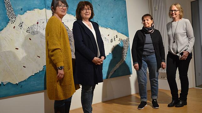 Diana Bartosz und Christiane Oßwald sind von den Arbeiten Barbara Seifried ebenso fasziniert wie Christine Roth-Waldheuer (von links). ...