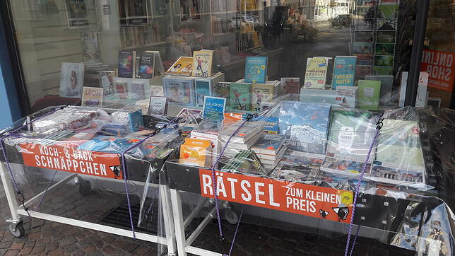 Mit Planen und Spanner sind die Bücher vor der Buchhandlung Ravensbuch in der Markdorfer Innenstadt gesichert.