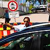 Suna Kanicok hat in Sipplingen an diesem Wochenende den undankbarsten Job. Die Mitarbeiterin des Ordnungsamts weist Autofahrer darauf ...