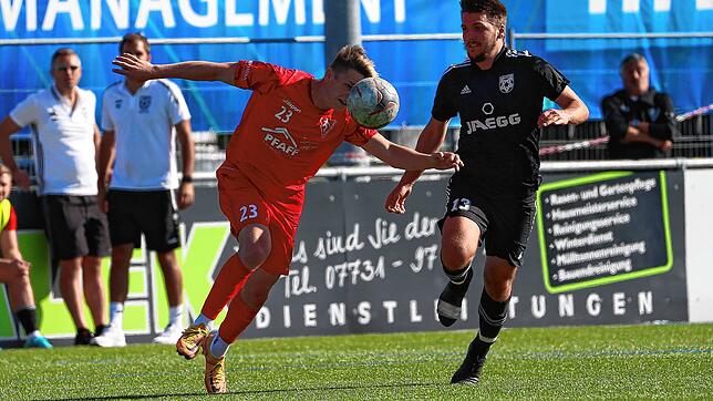 Leon Bohlander (1. FC Rielasingen-Arlen II, links) hat gegen Michael Auer (FC Hilzingen) die Nase vorn. Am Ende gewannen die Gastgeber ...