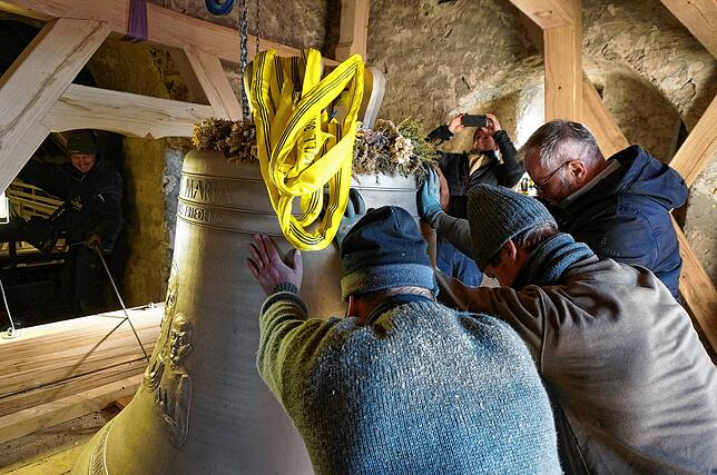 Auf den Lastenrollern werden die Glocken in den Turm hinein gezogen und hinein geschoben, rund 3050 Kilo schwer ist die große ...