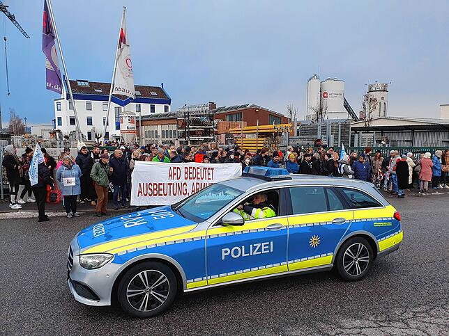 Fünf bis zehn Mal so viele Gegendemonstranten: Obwohl erst am Vortag mobilisiert, kamen rund 200 AfD-Gegner, eventuell auch deutlich ...