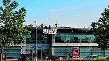 Eine Gruppe von Klima-Aktivisten hat am Samstag am Flughafen Friedrichshafen Transparente aufgehängt und darauf unter anderem gefordert, ...