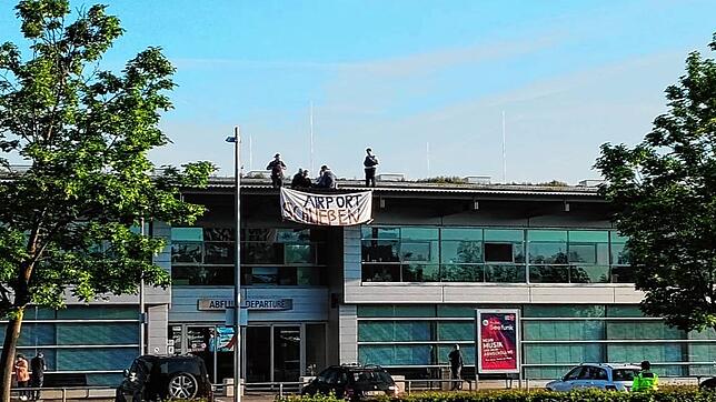 Eine Gruppe von Klima-Aktivisten hat am Samstag am Flughafen Friedrichshafen Transparente aufgehängt und darauf unter anderem gefordert, ...