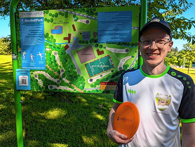Der Initiator und seine Anlage. Joachim Klingner hat Discgolf in Königsfeld etabliert.
