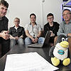 Sie schwören auf das Betriebssystem Linux (von links): Ulf Bartholomäus, Vorsitzender der Linux User Group Villingen-Schwenningen, sein ...