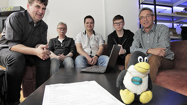Sie schwören auf das Betriebssystem Linux (von links): Ulf Bartholomäus, Vorsitzender der Linux User Group Villingen-Schwenningen, sein ...