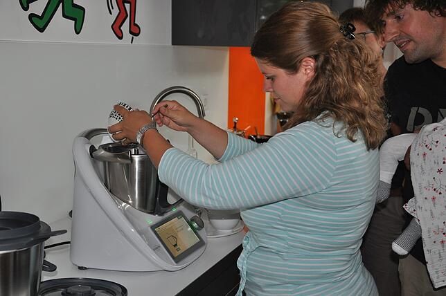 Seine Frau Corinna probiert den Thermomix aus und zeigt sich interessiert.