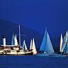 Dutzende Boote segeln im Sommer 2018 vor Bregenz auf dem Bodensee bei der Regatta &bdquo;Rund um&ldquo;, während das Dampfschiff ...