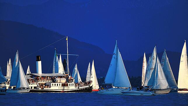 Dutzende Boote segeln im Sommer 2018 vor Bregenz auf dem Bodensee bei der Regatta &bdquo;Rund um&ldquo;, während das Dampfschiff ...