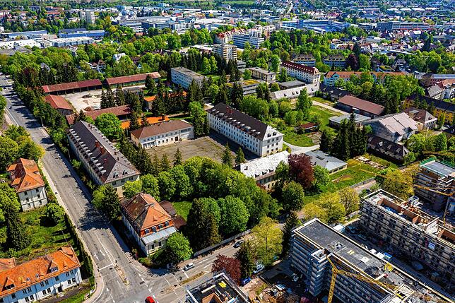 Blick auf das ehemalige Kasernengelände Mangin, das von der Richthofenstraße (links) und der Kirnacherstraße (unten) begrenzt wird. Hier ...