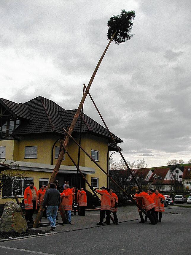 2005: Ein Baum für den wiedergewählten Bürgermeister Bernhard Volk