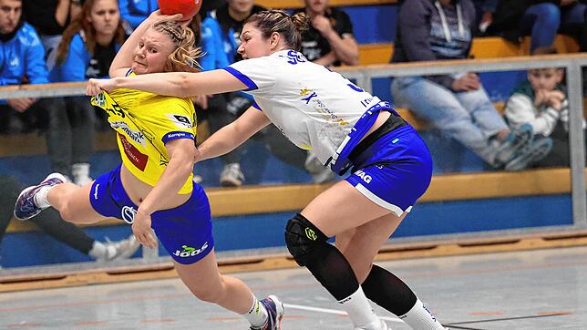 Mit acht Treffern war Katja Allgaier (links) die erfolgreichste Torschützin des SV Allensbach beim 33:23-Erfolg gegen den ...