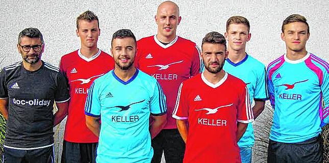 Jungspund: Im Sommer 2015 wechselte Marc Russ (Zweiter von links) ins Aktivkader des damaligen Bezirksliga-Aufsteigers SV Jestetten ...