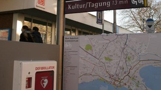 Der Defibrillator am Bahnhof wurde gestiftet von der Bürgerstiftung Radolfzell. Sorgen macht den Stiftungsräten Vandalismus an den Geräten.