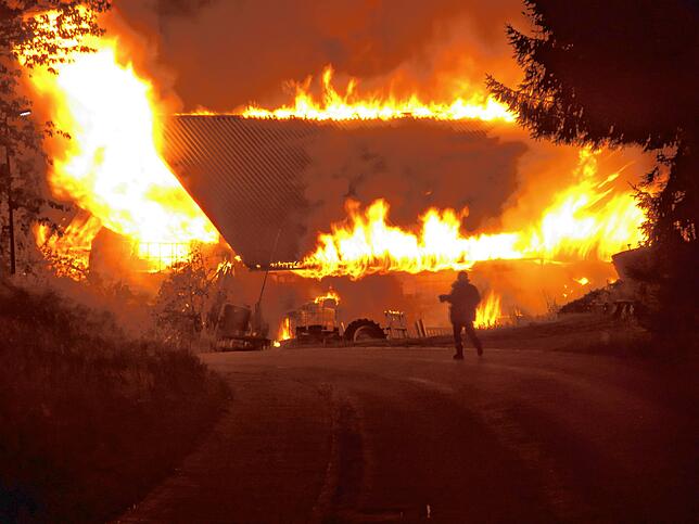 So schlugen die Flammen um halb 6 aus dem Ökonomiegebäude. Es kam immer wieder zu Explosionen wie Gewehrschüsse.