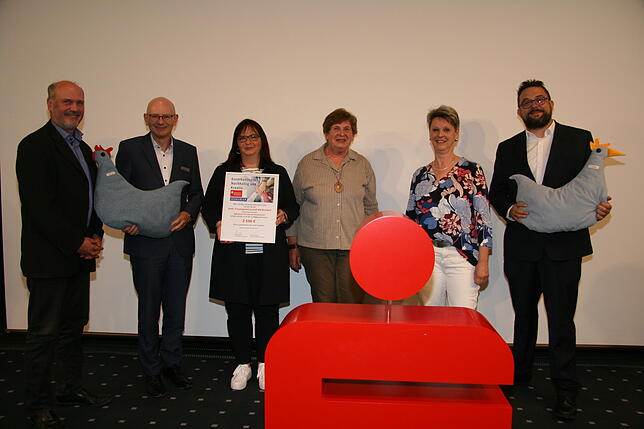 1. Platz: 2500 Euro gewinnt die Frauengemeinschaft Birndorf (von links): Bürgermeister Stefan Kaiser, Wolf Morlock, ...