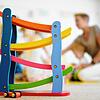 Eine Erzieherin spielt in einer Kindertagesstätte mit Kindern.