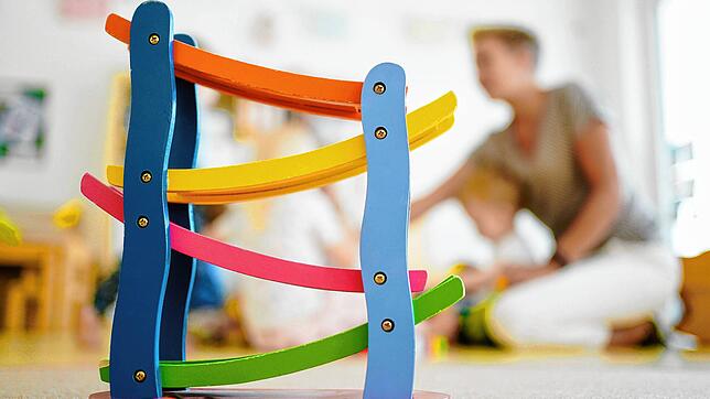Eine Erzieherin spielt in einer Kindertagesstätte mit Kindern.
