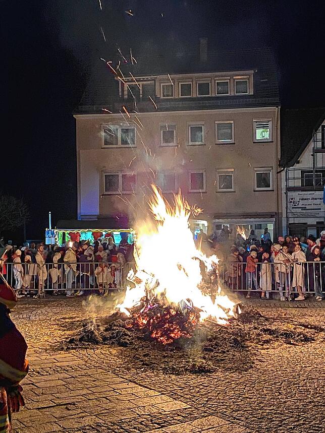 Bild 9: Weiße Narren ziehen durch Stockach: Die schönsten Bilder vom Hemedglonkerumzug und der Verbrennung