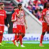 Freiburgs Noah Weißhaupt,Manuel Gulde und Jordy Makengo reagieren nach dem Spiel unzufrieden.